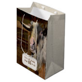 Funny Goat zum 65. Geburtstag Mittlere Geschenktüte (Vorderseite Schrägansicht)