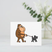 Funny Gorilla Walking Black Poodle Dog Postkarte (Stehend Vorderseite)