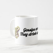 ✨ Funny Gossip Frog Mug |“They Drink & Talk” Quote Kaffeetasse (Vorderseite Links)