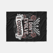 Funny Gothic Zitat I Don't Evolve I Cocoon Sarcast Fleecedecke (Vorderseite (Horizontal))