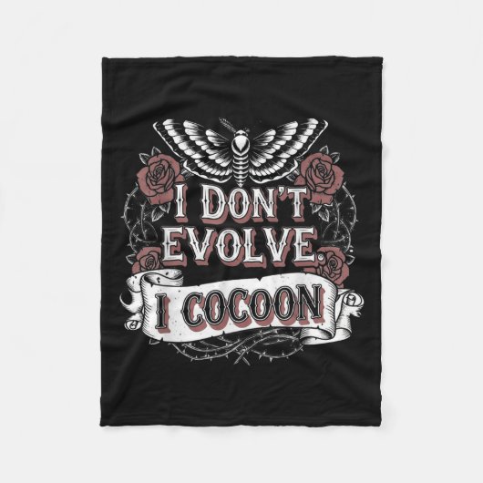 Funny Gothic Zitat I Don't Evolve I Cocoon Sarcast Fleecedecke (Vorderseite)