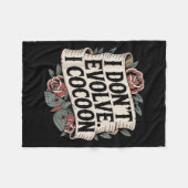 Funny Gothic Zitat I Don't Evolve I Cocoon Sarcast Fleecedecke (Vorderseite (Horizontal))