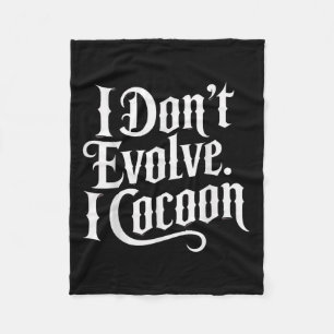 Funny Gothic Zitat I Don't Evolve I Cocoon Sarcast Fleecedecke