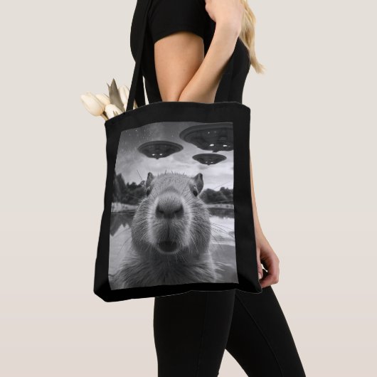 Funny Graphic Capybara Selfie mit UFOs Selfie Tasche (Von Nahem)