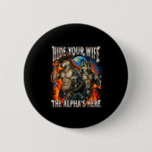 Funny Graphic Tee Hide Your Wife The Alpha Is Here Button (Vorderseite)