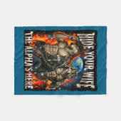 Funny Graphic Tee Hide Your Wife The Alpha Is Here Fleecedecke (Vorderseite (Horizontal))