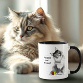 Funny Gray Maine Coon Cat repariert Tasse