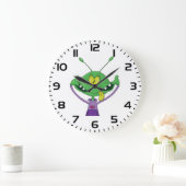 Funny Green Alien Making Silly Face Große Wanduhr (Zuhause)