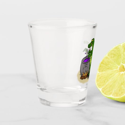 Funny Green Alligator Koch Cartoon Schnapsglas (Links)