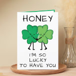 Funny Green Clover St Patrick's Day Happy Birthday Dankeskarte<br><div class="desc">Sie suchen eine einzigartige Möglichkeit, Ihre Liebe und Ihren Spaß zu Ihrem romantischen Partner zu äußern? Unsere lustige vierblättriges Kleeblatt-Grußkarte ist die perfekte Wahl für Ihren Ehemann oder Ihre Ehefrau am Geburtstag oder St. Patrick's Day! Passen Sie es an, indem Sie Ihre eigene persönliche Nachricht hinzufügen. Das Design besteht aus...</div>