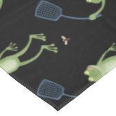 Funny green frog swatfly Cartoon Tischdecke (Schrägansicht)