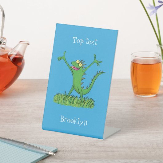 Funny green lächelnd animierte Eidechse Sockelschild (In SItu)