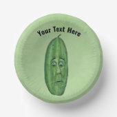 Funny Green Pickle mit überraschendem Gesicht auf  Pappteller (Vorderseite)