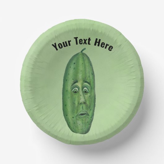 Funny Green Pickle mit überraschendem Gesicht auf  Pappteller (Vorderseite)