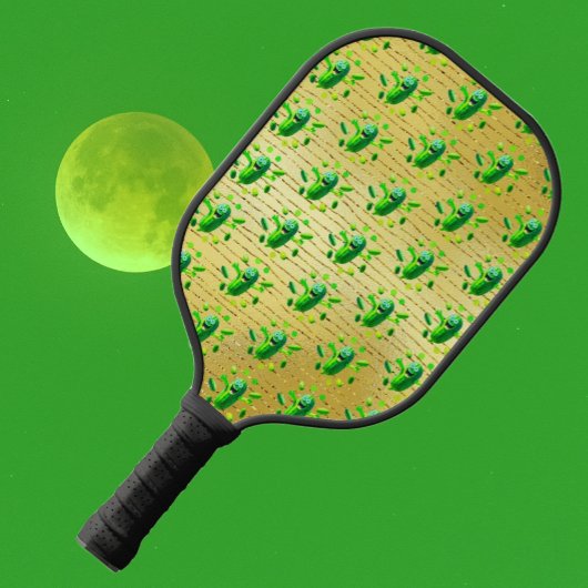 Funny Green Pickleman auf Gold Background Paddle