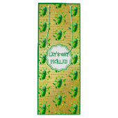 Funny Green Pickleman on Golden Background Geschenktüte Für Weinflaschen (Vorderseite)