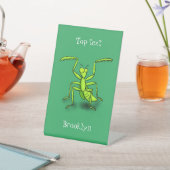 Funny green praying mantis cartoon illustration sockelschild (In SItu)