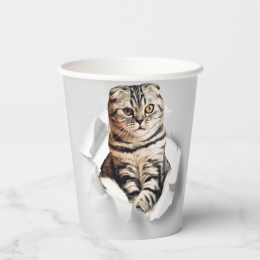 Funny Grey Cat Popping Through Torn Paper Illusion Pappbecher (Rückseite)