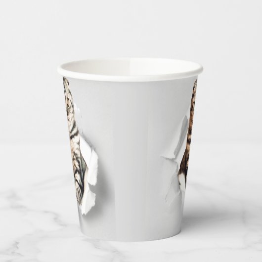 Funny Grey Cat Popping Through Torn Paper Illusion Pappbecher (Links)