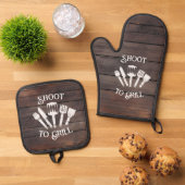 Funny Grilling Gift - 'Shoot to Grill' Ofenhandschuh & Topflappen-Set (Oben Unten)
