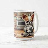 Funny Grumpy Cartoon Dog in Küchenszene Kaffeetasse (VorderseiteRechts)