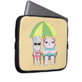 Funny Grumpy Couple am Strand in Rain Art Laptopschutzhülle (Vorne Rechts)