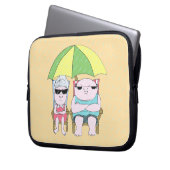 Funny Grumpy Couple am Strand in Rain Art Laptopschutzhülle (Vorderseite Links)