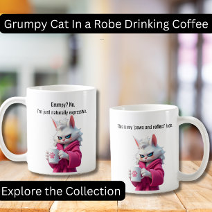 Funny Grumpy Katze in einem Robe und Kaffee Weiße  Kaffeetasse