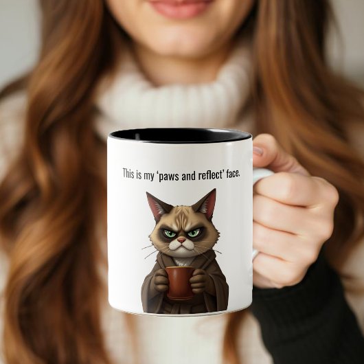 Funny Grumpy Katze in einer Robe und Kaffee Zweifarbige Tasse