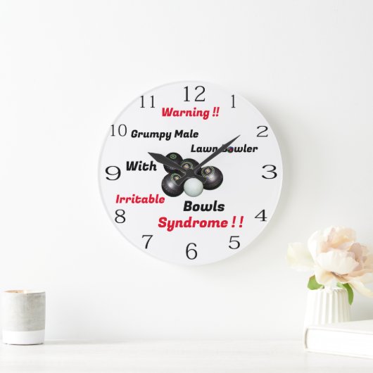 Funny Grumpy Male Lawn Bowler, Wall Clock Große Wanduhr (Zuhause)