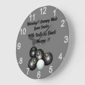 Funny Grumpy Male Lawn Bowler, Wall Clock Große Wanduhr (Winkel)
