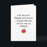 Funny Grumpy Old Man Birthday Karte<br><div class="desc">Ob Familienmitglied,  Freund oder Kollege,  wünschen Ihnen viele glückliche Erfolge mit so einer frechen Karte. Der schwarze Text oben mit einem rotgekrönten Geburtstagskuchen mit grünen Kerzen lautet: "Ich wette,  du hättest nie gedacht,  du wärst ein gruseliger alter Mann,  doch hier bist du,  tötest es".</div>