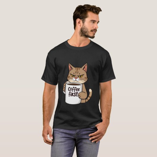 Funny Grumpy Tabby Cat Coffee First Morning ✨🐾☕ T-Shirt (Vorne ganz)