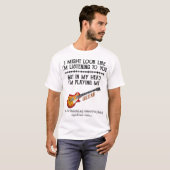 Funny Guitar Player Humor Design T-Shirt (Vorne ganz)