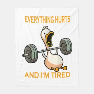 Funny gym duck Zitat alles tut weh und ich bin Rei Fleecedecke
