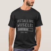 Funny Gym Workout Installation Muskeln Bitte warte T-Shirt (Vorderseite)