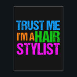 Funny Hair Stylist Postkarte<br><div class="desc">Ein lustiges Geschenk für einen Kosmetologiekünstler,  der gerade die Kosmetologie-Schule abschloss und in einem Salon Haare schneidet. Ein kleiner,  haarstylistischer Spaß. Vertraue mir,  ich bin ein Haar Stylist,  geschrieben in lustigen,  leuchtenden Neonfarben.</div>
