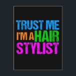 Funny Hair Stylist Postkarte<br><div class="desc">Ein lustiges Geschenk für einen Kosmetologiekünstler,  der gerade die Kosmetologie-Schule abschloss und in einem Salon Haare schneidet. Ein kleiner,  haarstylistischer Spaß. Vertraue mir,  ich bin ein Haar Stylist,  geschrieben in lustigen,  leuchtenden Neonfarben.</div>