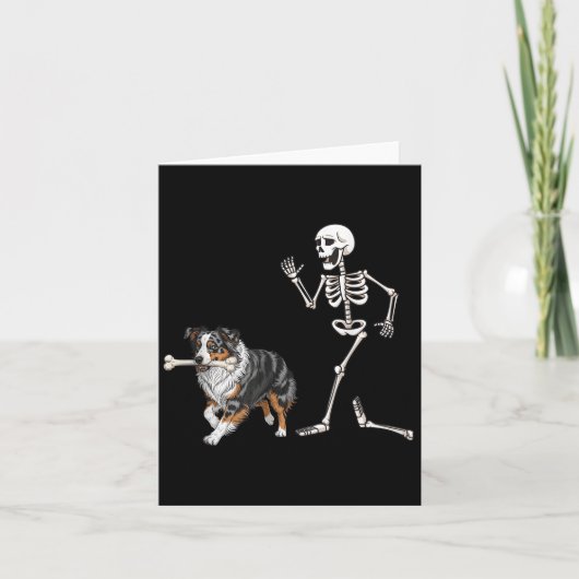 Funny Halloween Australian Shepherd and Skeleton Karte (Vorderseite)