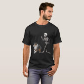 Funny Halloween Australian Shepherd and Skeleton T-Shirt (Vorne ganz)