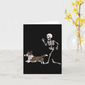 Funny Halloween Cardigan Welsh Corgi and Skeleton Karte (Gelbe Blume)