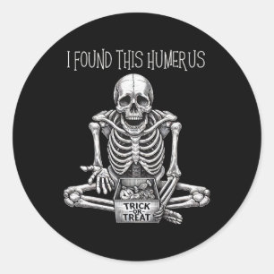 Funny Halloween Geschenke Skeleton fand ich diesen Runder Aufkleber