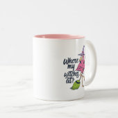 Funny Halloween rosa Flamingo, wo meine Hexen auf Zweifarbige Tasse (VorderseiteRechts)