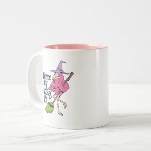 Funny Halloween rosa Flamingo, wo meine Hexen auf Zweifarbige Tasse (Vorderseite Links)