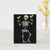 Funny Halloween Skeleton Drinking Margarita Tail Karte (Gelbe Blume)