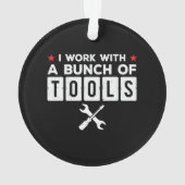 Funny Handyman Carpenter Geschenk - Ich arbeite mi Ornament (Rückseite)