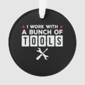 Funny Handyman Carpenter Geschenk - Ich arbeite mi Ornament (Vorderseite)