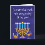Funny Hanukkah Menorah Cocktails trinken Feiertagskarte<br><div class="desc">Dieses Design entstand aus meiner einzigartigen Acrylmalerei. Sie kann personalisiert werden, indem Sie auf die Schaltfläche Anpassen klicken und den Namen, die Initialen oder die Wörter ändern. Sie können auch die Textfarbe und den Textstil ändern oder den Text für nur ein Bild löschen. Kontaktieren Sie mich unter colorflowcreations@gmail.com , wenn...</div>