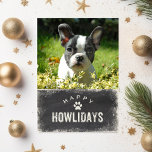 Funny Happy Howlidays Dog Weihnachtsfest Foto Feiertagskarte<br><div class="desc">Rufen Sie alle Hunde Liebhaber! Senden Sie "Happy Howlidays" Grüße an Freunde und Verwandte mit dem Foto Ihres Hundes auf der Vorderseite und Ihrem persönlichen Gruß auf der Innenseite. Die Vorderseite zeigt ein "Happy Howlidays" Vintages Typografie-Illustrations-Set vor einem schwarzen Chalkboard-Hintergrund, der durch einen schneebedeckten Rahmen gerahmt ist. Das Innere lautet...</div>