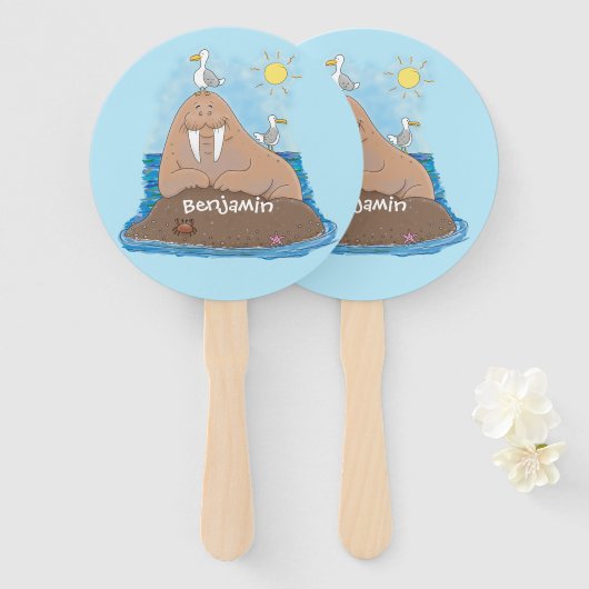 Funny happy walrus Cartoon Illustration Fächer (Vorne und Hinten)